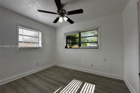 House in Miami, Florida 3 bedrooms, 89.74 sq.m. № 2040933 - photo 13