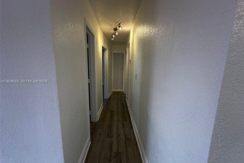 House in Miami, Florida 3 bedrooms, 89.74 sq.m. № 2040933 - photo 9