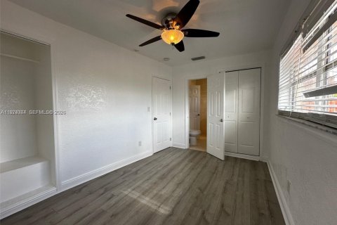 House in Miami, Florida 3 bedrooms, 89.74 sq.m. № 2040933 - photo 12