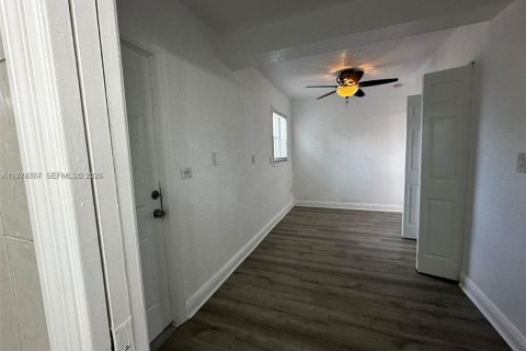 House in Miami, Florida 3 bedrooms, 89.74 sq.m. № 2040933 - photo 10