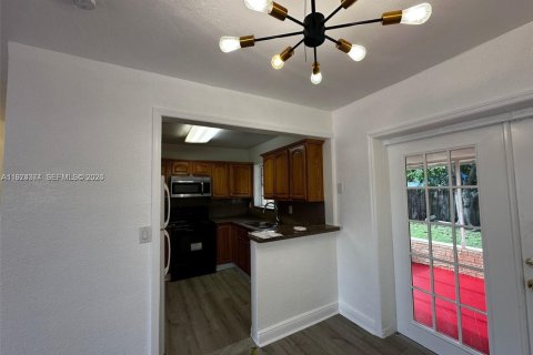 House in Miami, Florida 3 bedrooms, 89.74 sq.m. № 2040933 - photo 3