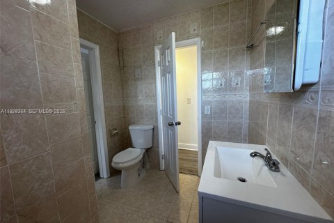 House in Miami, Florida 3 bedrooms, 89.74 sq.m. № 2040933 - photo 16