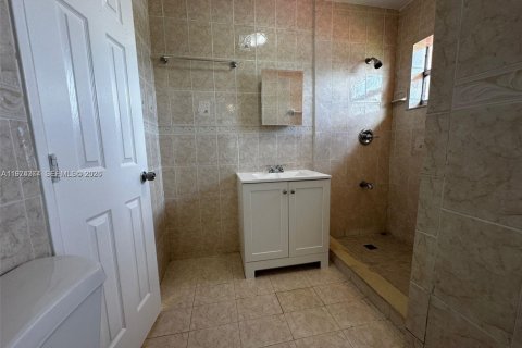 House in Miami, Florida 3 bedrooms, 89.74 sq.m. № 2040933 - photo 14