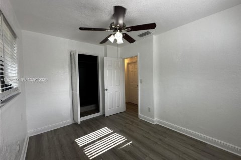 House in Miami, Florida 3 bedrooms, 89.74 sq.m. № 2040933 - photo 6