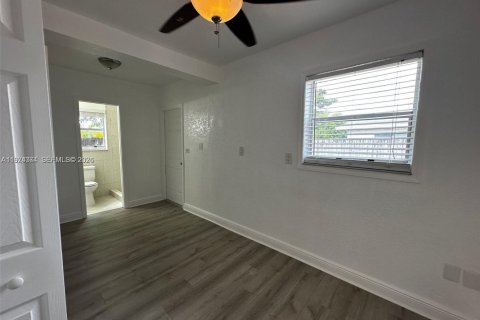 House in Miami, Florida 3 bedrooms, 89.74 sq.m. № 2040933 - photo 8