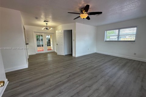 House in Miami, Florida 3 bedrooms, 89.74 sq.m. № 2040933 - photo 4