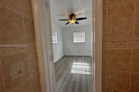 House in Miami, Florida 3 bedrooms, 89.74 sq.m. № 2040933 - photo 15