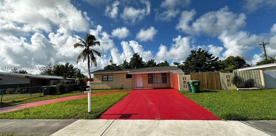 House in Miami, Florida 3 bedrooms, 89.74 sq.m. № 2040933