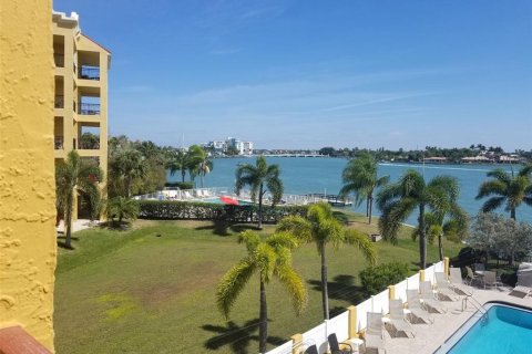 Condominio en venta en Treasure Island, Florida, 2 dormitorios, 122.63 m2 № 1586547 - foto 1