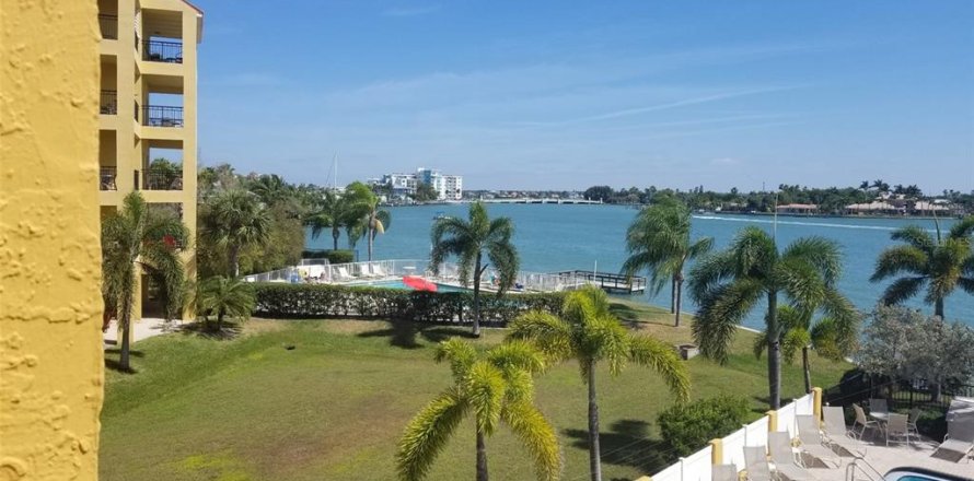 Condominio en Treasure Island, Florida, 2 dormitorios  № 1586547