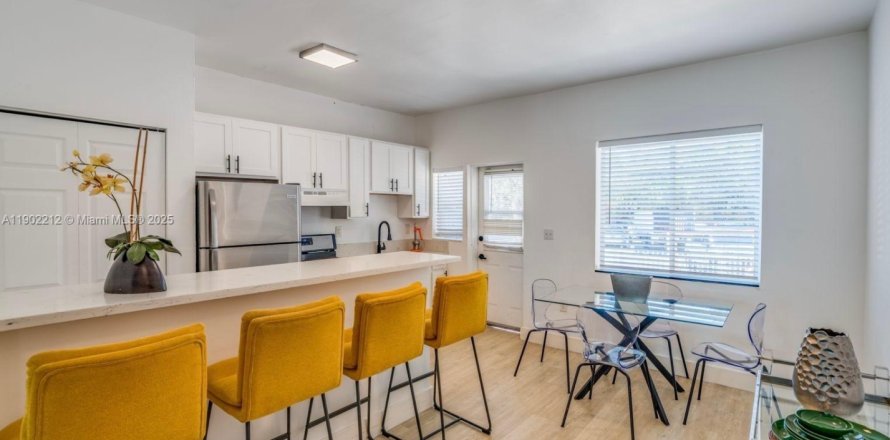 House in Miami, Florida 2 bedrooms, 88.26 sq.m. № 1953624