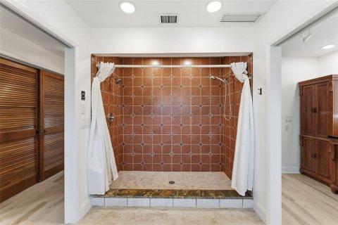 House in Clearwater, Florida 5 bedrooms, 464.88 sq.m. № 2201717 - photo 22