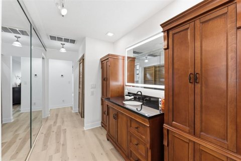 House in Clearwater, Florida 5 bedrooms, 464.88 sq.m. № 2201717 - photo 24