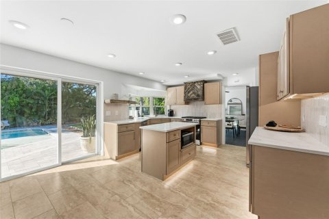 House in Clearwater, Florida 5 bedrooms, 464.88 sq.m. № 2201717 - photo 9