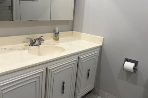 Copropriété à louer à Hallandale Beach, Floride: 2 chambres, 85.84 m2 № 2434005 - photo 9