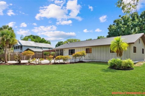 House in Sarasota, Florida 3 bedrooms, 149.67 sq.m. № 2152287 - photo 2