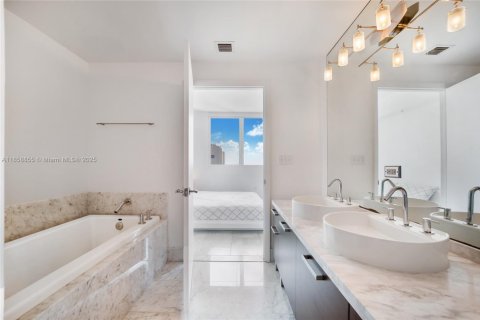 Condominio en venta en Miami, Florida, 2 dormitorios, 111.76 m2 № 1887375 - foto 11