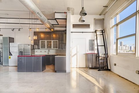 Condominio en Miami, Florida, 1 dormitorio  № 2012224