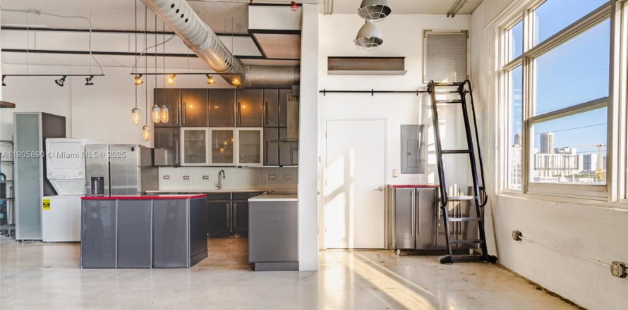 Condominio en Miami, Florida, 1 dormitorio  № 2012224