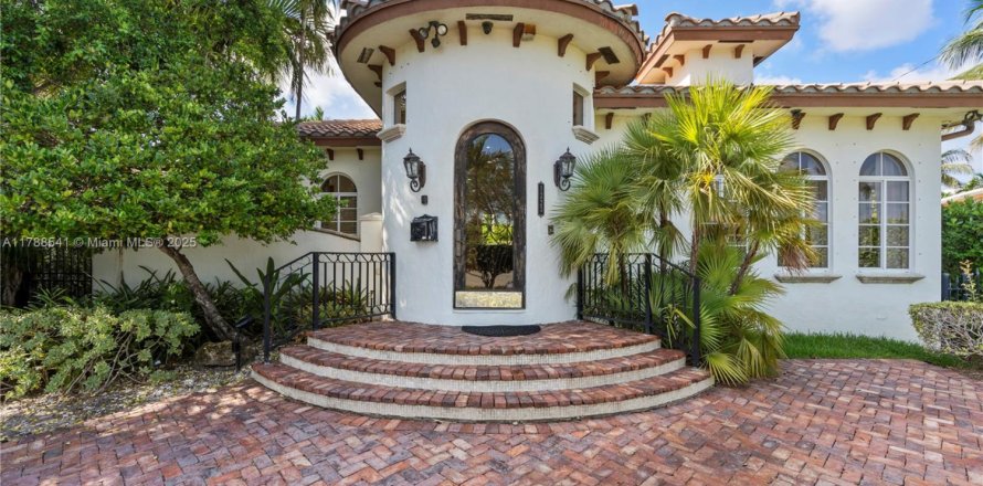 Дом в Холливуд, Флорида 5 спален, 187.66м2 № 1939694