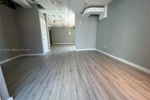 Propiedad comercial en venta en Miami, Florida № 1695406 - foto 6
