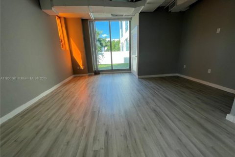 Propiedad comercial en venta en Miami, Florida № 1695406 - foto 4