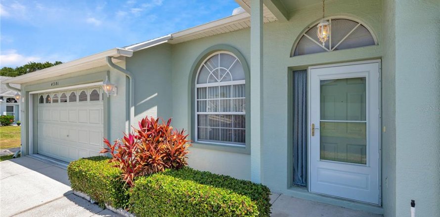 House in New Port Richey, Florida 2 bedrooms, 138.7 sq.m. № 1655189