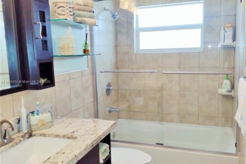 House in Sunrise, Florida 3 bedrooms, 167.6 sq.m. № 1836493 - photo 25