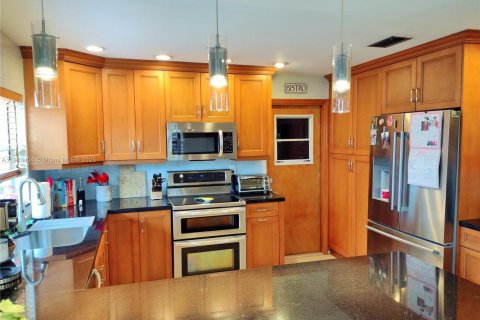 House in Sunrise, Florida 3 bedrooms, 167.6 sq.m. № 1836493 - photo 10