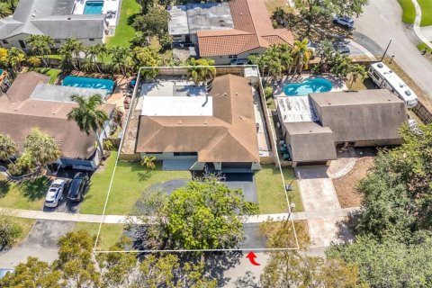 House in Cooper City, Florida 4 bedrooms, 211.72 sq.m. № 1588339 - photo 2