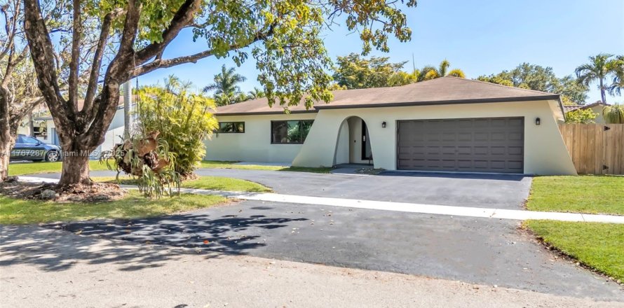 House in Cooper City, Florida 4 bedrooms, 211.72 sq.m. № 1588339