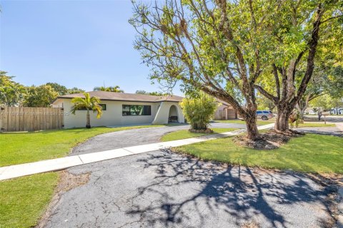 House in Cooper City, Florida 4 bedrooms, 211.72 sq.m. № 1588339 - photo 7