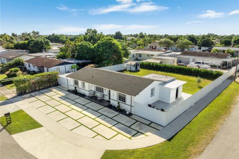 Casa en venta en Miami, Florida, 4 dormitorios, 118.17 m2 № 1970617 - foto 5