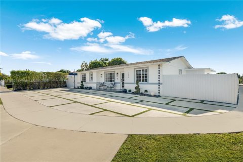 Casa en venta en Miami, Florida, 4 dormitorios, 118.17 m2 № 1970617 - foto 2