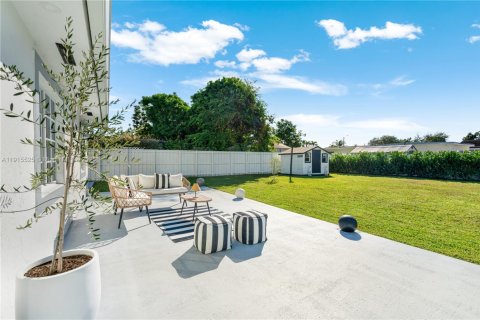 Casa en venta en Miami, Florida, 4 dormitorios, 118.17 m2 № 1970617 - foto 13