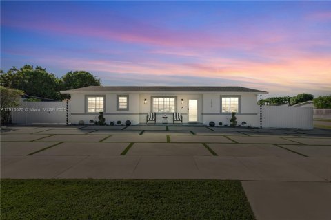 Casa en venta en Miami, Florida, 4 dormitorios, 118.17 m2 № 1970617 - foto 1