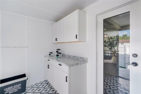 Casa en venta en Miami, Florida, 4 dormitorios, 118.17 m2 № 1970617 - foto 21