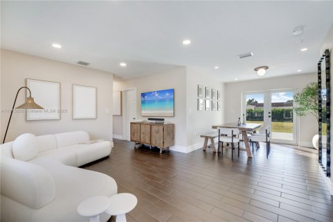 Casa en venta en Miami, Florida, 4 dormitorios, 118.17 m2 № 1970617 - foto 7