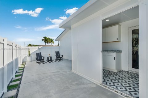 Casa en venta en Miami, Florida, 4 dormitorios, 118.17 m2 № 1970617 - foto 22
