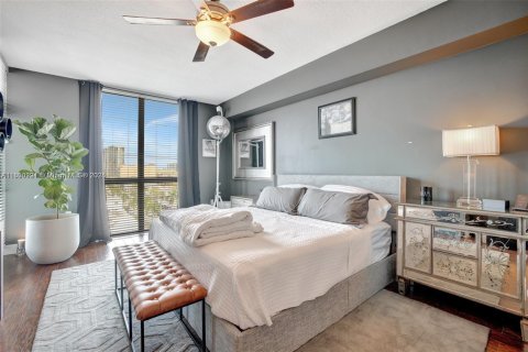Condo in Hollywood, Florida, 3 bedrooms  № 1857546 - photo 12