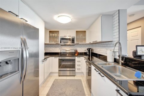 Condo in Hollywood, Florida, 3 bedrooms  № 1857546 - photo 9