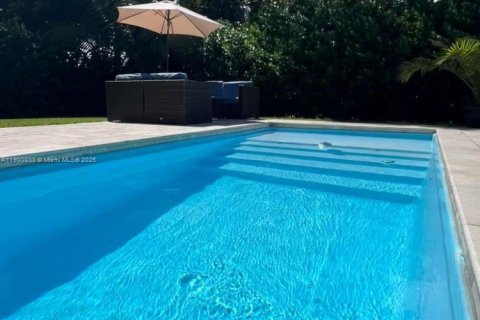 House in Miami, Florida 4 bedrooms, 128.58 sq.m. № 2014931 - photo 3