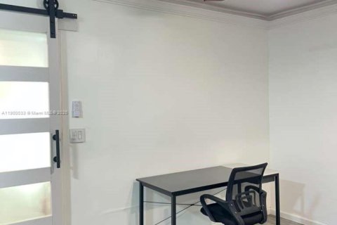 House in Miami, Florida 4 bedrooms, 128.58 sq.m. № 2014931 - photo 24