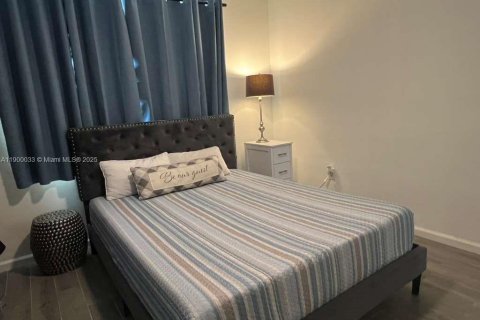 House in Miami, Florida 4 bedrooms, 128.58 sq.m. № 2014931 - photo 26