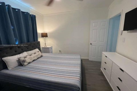 House in Miami, Florida 4 bedrooms, 128.58 sq.m. № 2014931 - photo 25