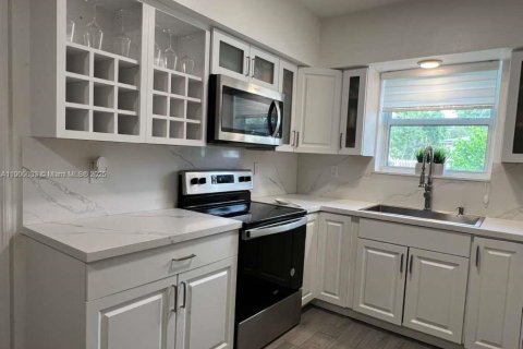 House in Miami, Florida 4 bedrooms, 128.58 sq.m. № 2014931 - photo 14