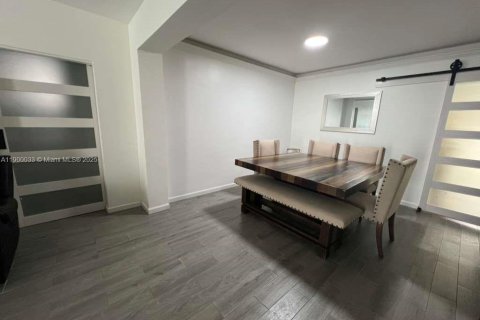 House in Miami, Florida 4 bedrooms, 128.58 sq.m. № 2014931 - photo 21