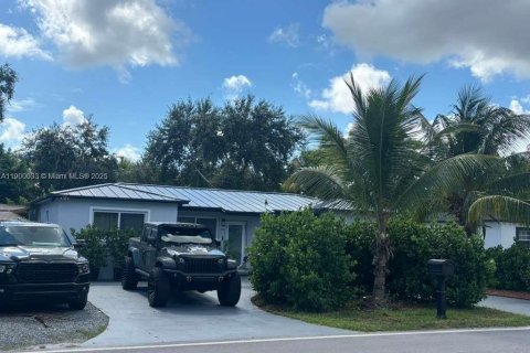 House in Miami, Florida 4 bedrooms, 128.58 sq.m. № 2014931 - photo 2