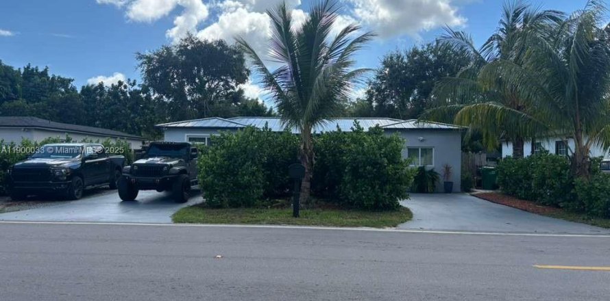 House in Miami, Florida 4 bedrooms, 128.58 sq.m. № 2014931