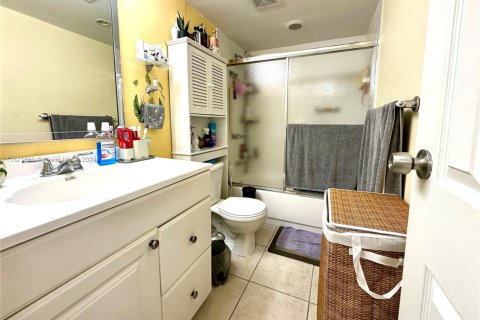 Condo in Lauderdale Lakes, Florida, 1 bedroom  № 1701528 - photo 11